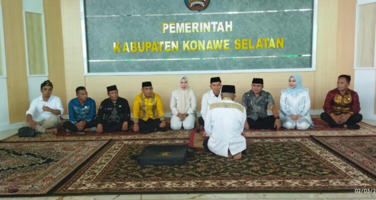 Ketgam : Prosesi penyambutan Bupati dan Wakil Bupati Konsel dengan secara adat mombesara, bertempat di Pendopo Rumah Jabatan ( Rujab) Minggu, 2/3/2025