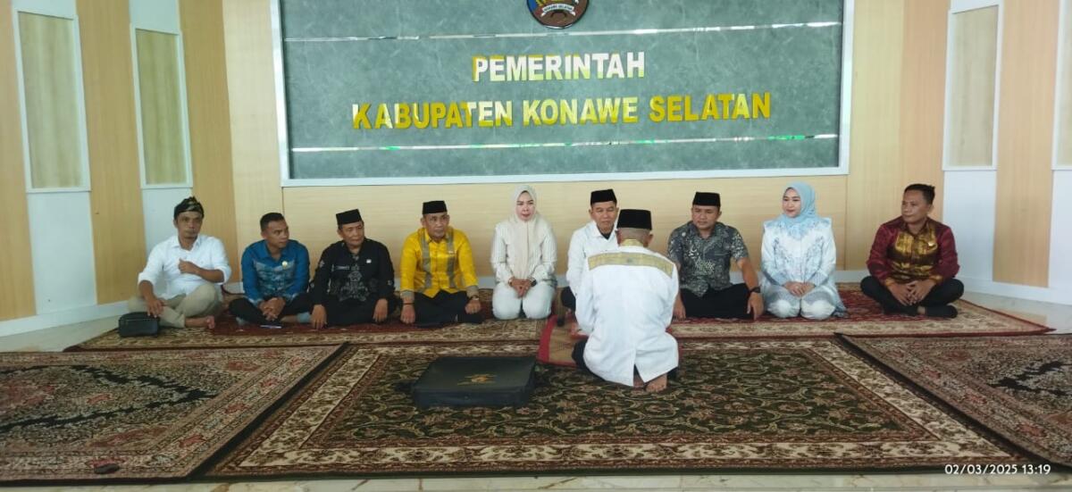 Ketgam : Prosesi penyambutan Bupati dan Wakil Bupati Konsel dengan secara adat mombesara, bertempat di Pendopo Rumah Jabatan ( Rujab) Minggu, 2/3/2025